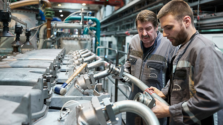 MAN-test-engineers Engineers from MAN working on the four-stroke methanol test engine